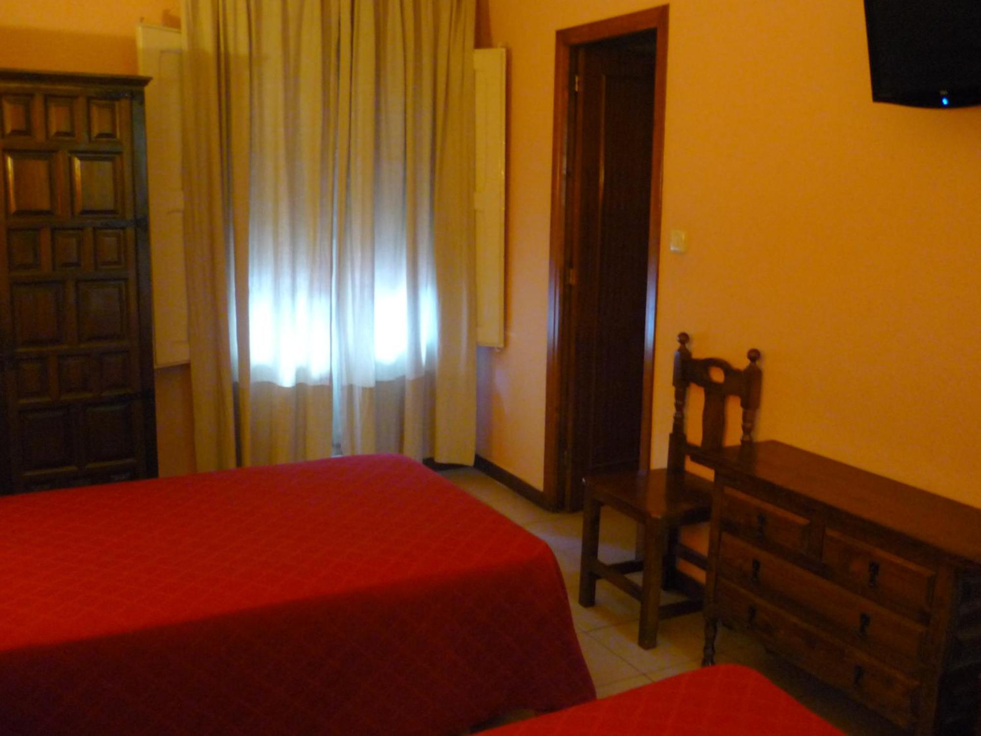 Hostal El Centro Huesca Room photo